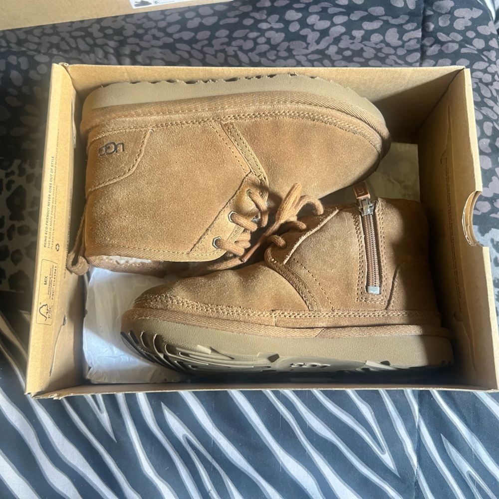 🧸 UGG Neumel Zip Suede Boots Kids size 12 🧸